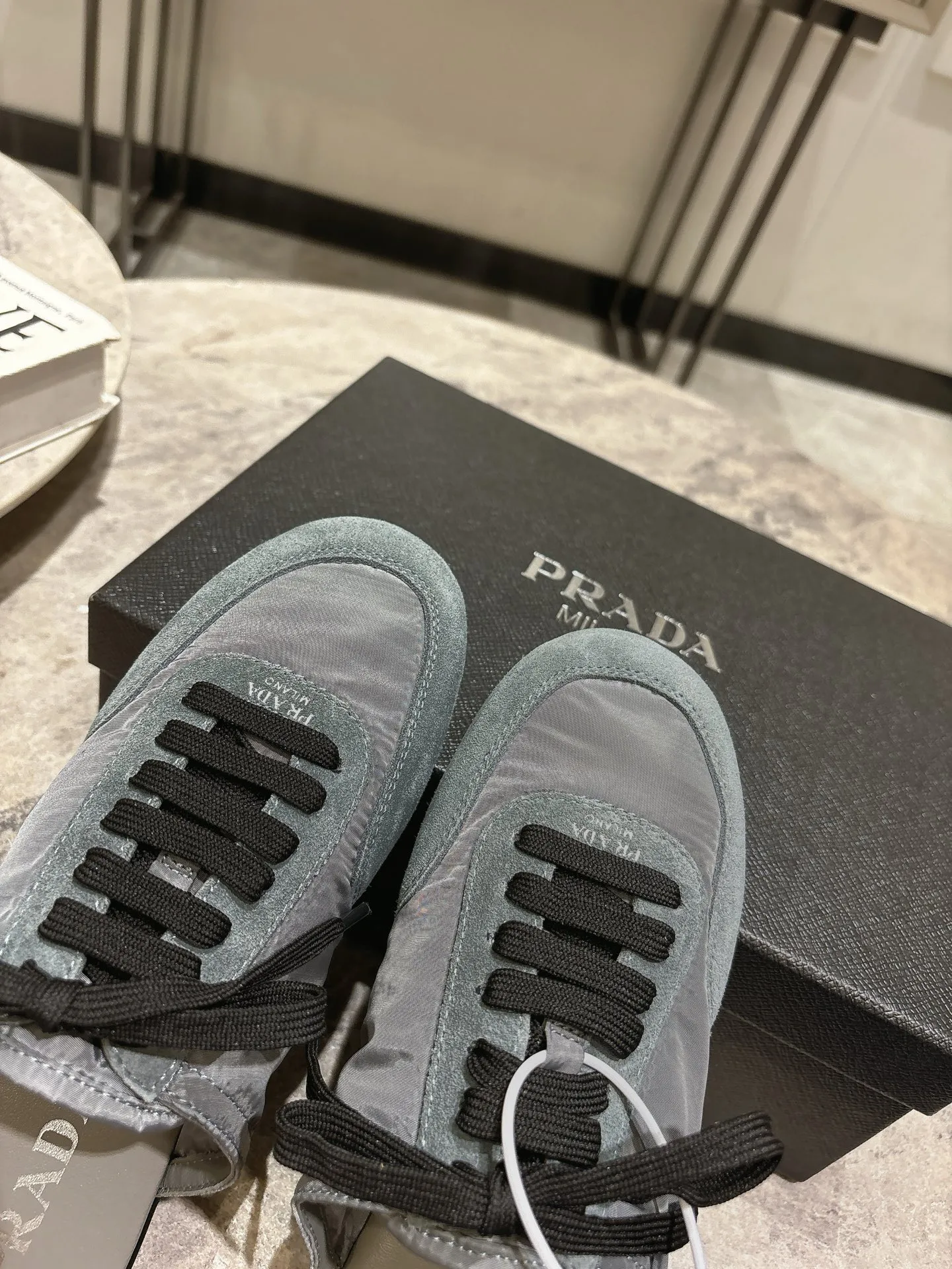 👟👟Ex-factory price 502👟👟 Prada Prada spring and summer show thin-soled moral training shoes for women. The 25ss show style item with the highest export rate. The suede upper has a texture, and the inner sheepskin is wrapped. It is soft and waxy. The insole is thickened with lambskin. It is extremely comfortable to step on, has a sense of support, and feels well wrapped. The shoe shape is full of wrapping, light, easy to wear and practical, a casual shoe, original molded rubber outsole Size: 35-39 (40 41 customized, non-refundable)